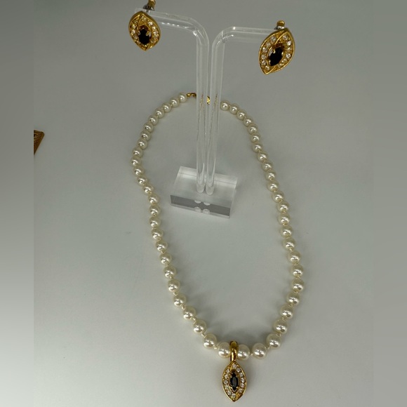 Classy Accessory Set Vintage Black and Faux Pearl Jewelry  Necklace and Earrings - Picture 11 of 16